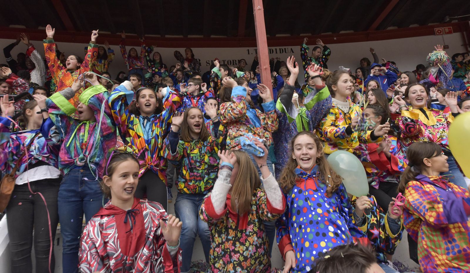 Ambiente de fiesta en la plaza de Toros de Tolosa el día del inicio de Carnavales