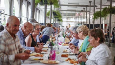 Comensales en el Tinglado disfruntando del menu de besugo en Tolosa